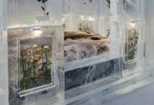 صورة جناح جديد مليء بالجليد والأزهار في فندق الجليد السويدي