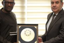 صورة وزير الطيران يستقبل سفير سيراليون بالقاهرة