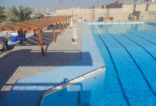 صورة وزير الشباب والرياضة يهنئي إدريس بعد تربع السباحة المصرية على عرش العرب