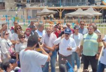 صورة رئيس مصايف الإسكندرية يقود حملة «اعرف حقك» على الشواطئ لموسم صيف 2022