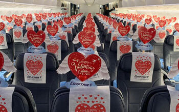 صورة “مصر للطيران” تشارك المسافرين على متن رحلاتها احتفالات عيد الحب